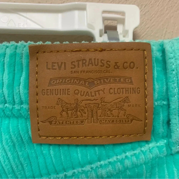 Levi’s Ribcage Straight Ankle Pants in Electric Green Corduroy Size 24 - Picture 11 of 16